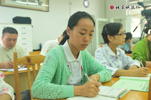 配圖六：學(xué)員認(rèn)真記筆記               