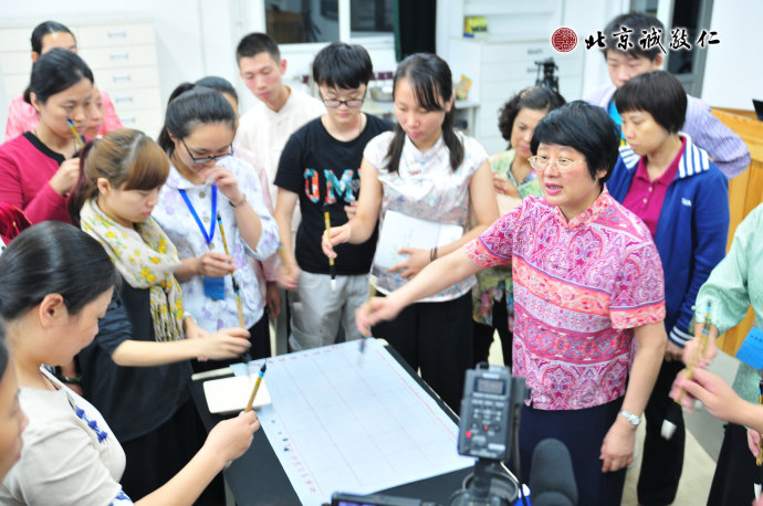 配圖：楊老師親自示范握筆方法