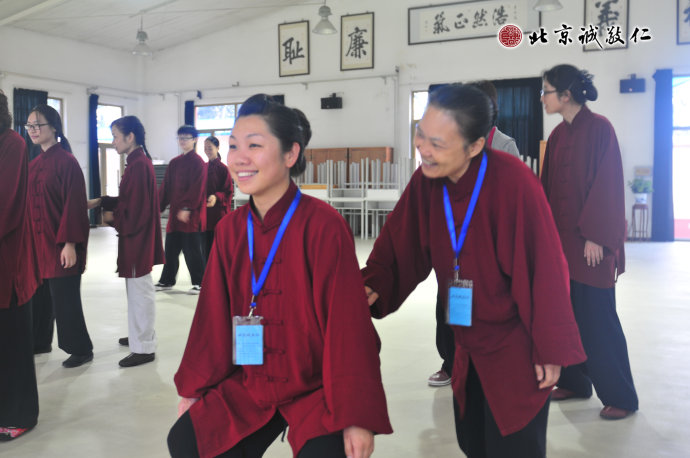 配圖：共同體驗「無極樁」的要領