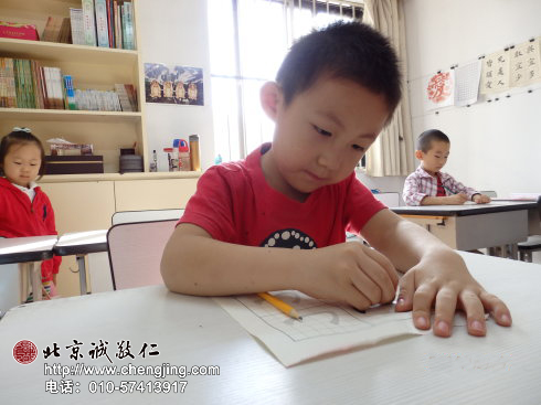 我會認真檢查描紅作業，一不小心有跑出去的線條還會自己動手處理好呢