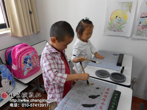 描紅作業完成以后我們開始了書法的練習，先是水寫帛過關。