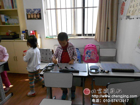 書寫的準備工作——文房四寶的擺放，是由我們自己的小手按次第鋪放好的