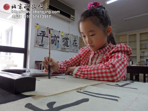 握筆的嫻熟姿勢，讓我們好生贊嘆，