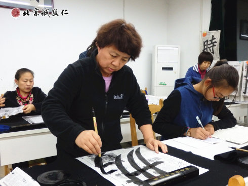 配圖：書(shū)法班學(xué)員也有年長(zhǎng)的長(zhǎng)輩