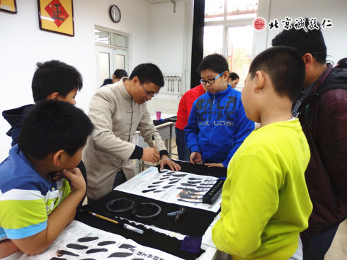 配圖：書(shū)法老師指導(dǎo)學(xué)員