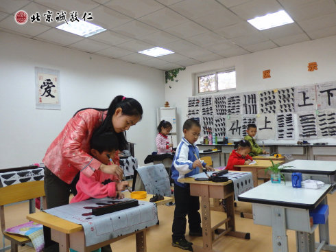 配圖：少兒班的小學(xué)員們專(zhuān)注的學(xué)習(xí)