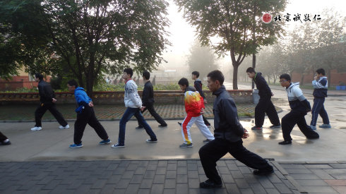 配圖：晨光中，學(xué)員太極拳的身影和諧安詳