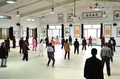 配圖：太極館內(nèi)，學(xué)員練習(xí)太極拳基本功「無(wú)極樁」