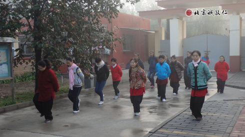 配圖：書(shū)法班學(xué)員習(xí)練太極拳基本功「步步禪」