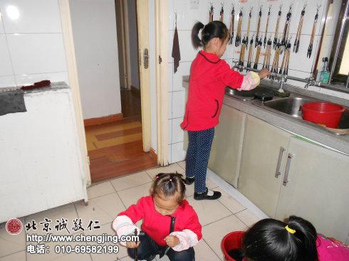 一堂課很快又要結(jié)束，現(xiàn)在是我們洗筆、洗硯臺(tái)時(shí)間