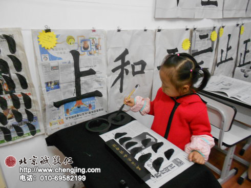 蘸墨調(diào)筆是小細(xì)節(jié)大學(xué)問，要眼到、手到，調(diào)筆時(shí)還要心到，才能知道筆是否「喝飽」