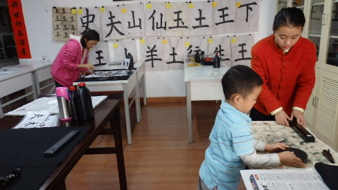  老師幫助我鋪放文房四寶，
我學(xué)會了「執(zhí)虛器   如執(zhí)盈」