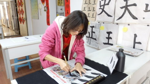 好學(xué)的母親也爭分奪秒在一旁陪同我學(xué)習(xí)