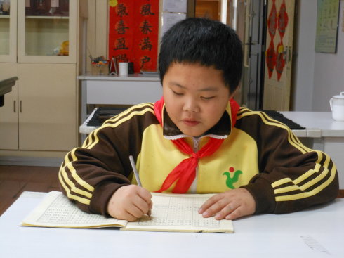 硬筆書法的練習(xí)，通過調(diào)整坐姿與握筆姿勢，進(jìn)而調(diào)整身心，長養(yǎng)定功，體會身心放松后的愉悅。