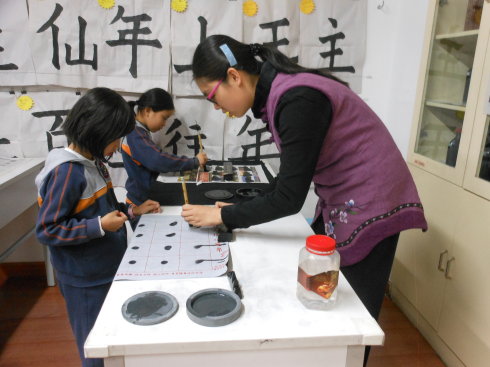 第一堂書法課，老師手把手的教學(xué)，