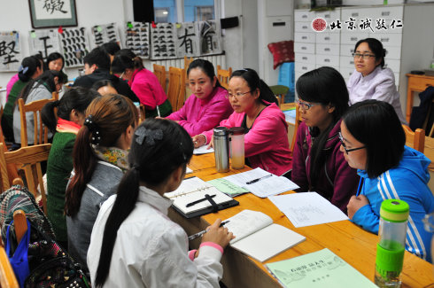 配圖：學員分組討論，交流從德育動漫中的學習體會