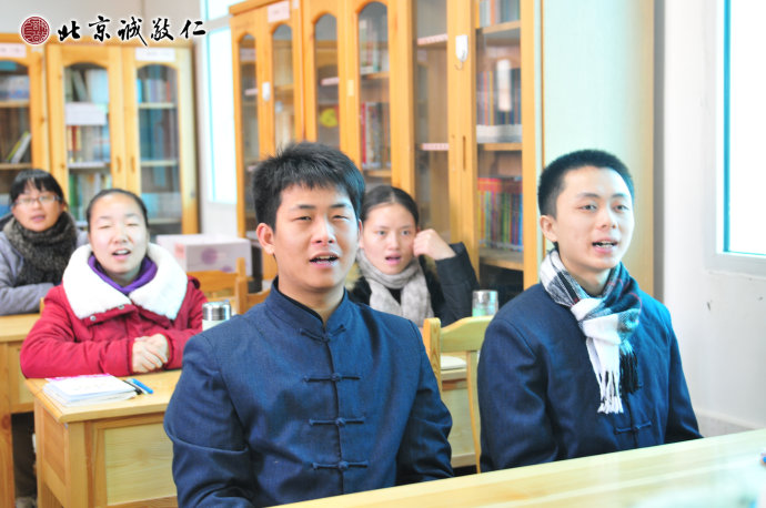 配圖：學員讀誦課程內容