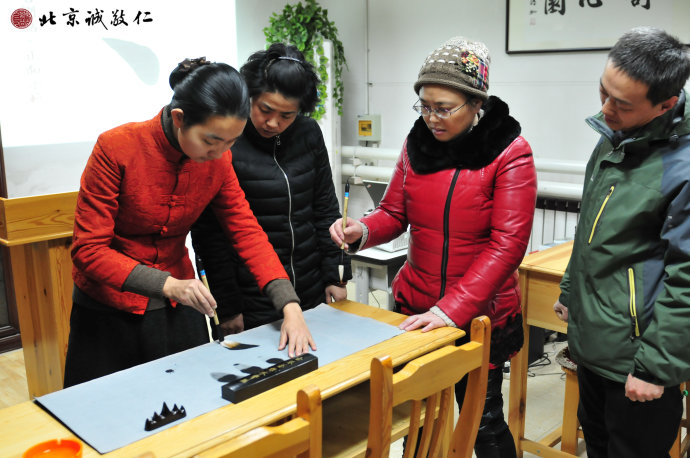 配圖：指導老師示范無墨書法