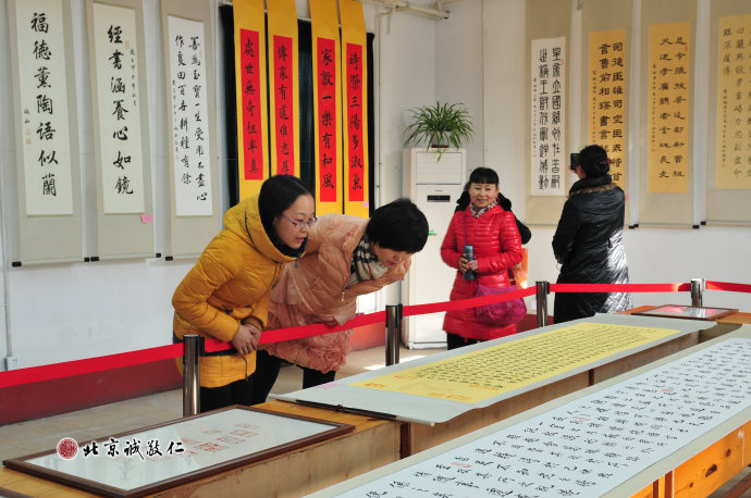 配圖：優秀書法篆刻作品，讓學員們紛紛駐足品賞