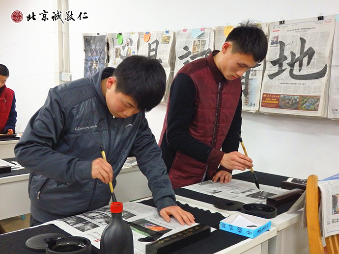 學員認真習練書法