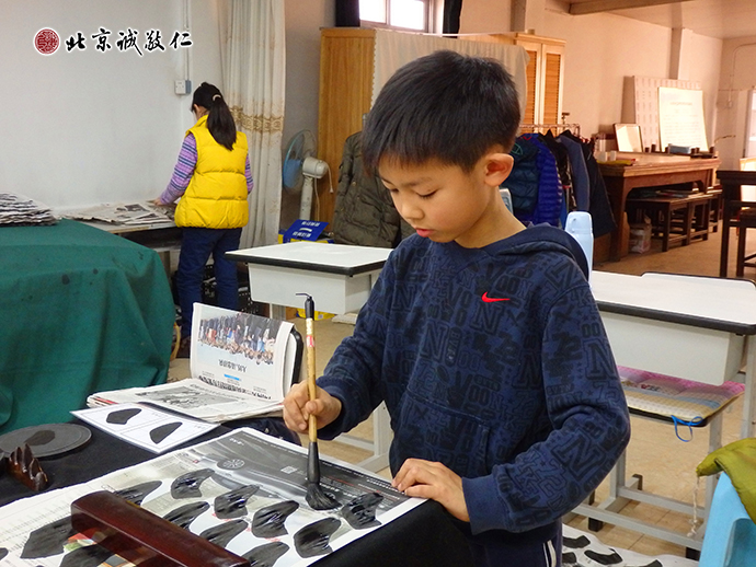 來自北京的小學員認真習練基本功
