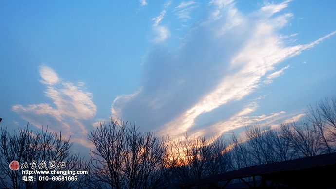 天闊無涯，云卷云舒；