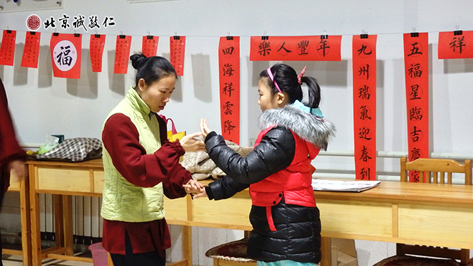 晨練太極拳，太極老師認(rèn)真指導(dǎo)學(xué)員基本功。