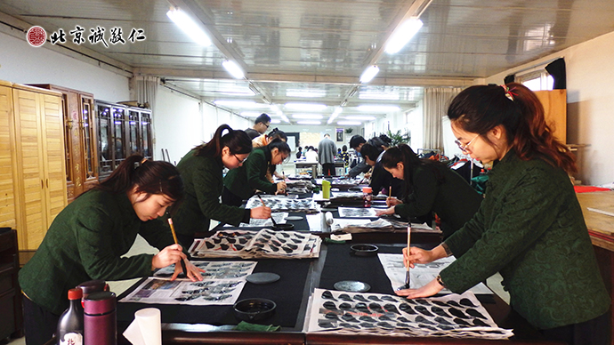 整潔明亮的書法教室，學(xué)員認(rèn)真習(xí)練書法。