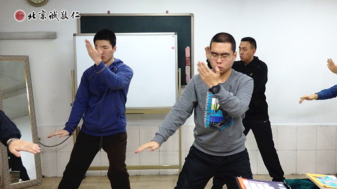 學(xué)員練習(xí)太極三寶「云手」