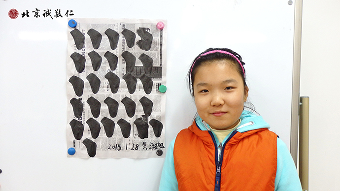 來自遼陽的小學(xué)員展示書法習(xí)作