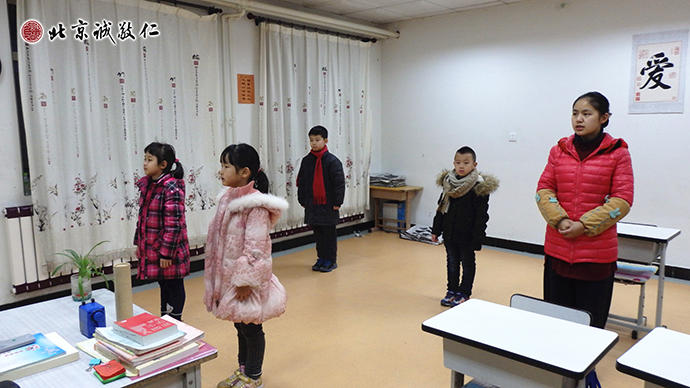 晨練開始，少兒班的老師帶領(lǐng)小學(xué)員行三鞠躬禮；