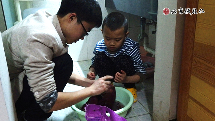 來自廣東的康同學(xué)展示幾個(gè)月以來最新的學(xué)習(xí)成果；