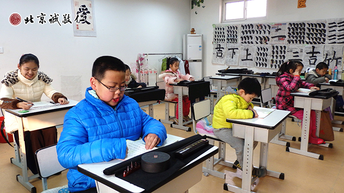 經(jīng)典誦讀課程--《常禮舉要》，學習日常行住坐臥的規(guī)范；從小培養(yǎng)端正行為，奠定做人根基。