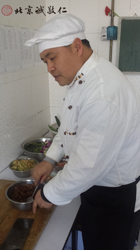 大年三十，廚師為大家準(zhǔn)備年夜飯