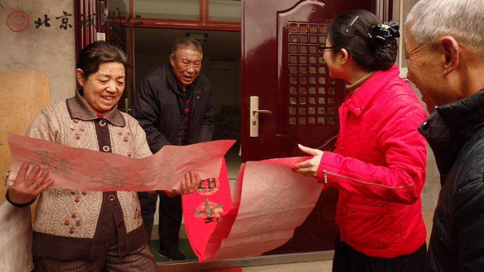 書(shū)法春聯(lián)送去一片真情，鄰里見(jiàn)了多歡喜