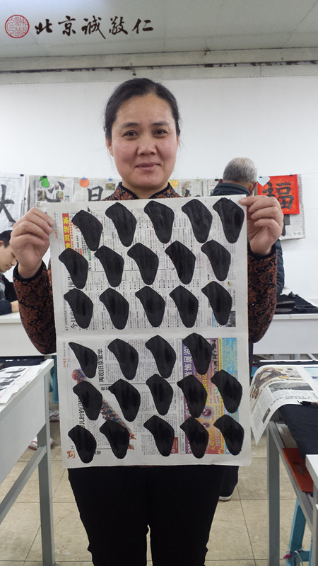 在家已經(jīng)看楊老師的書(shū)法光碟自學(xué)半年，所以才有如此功效。