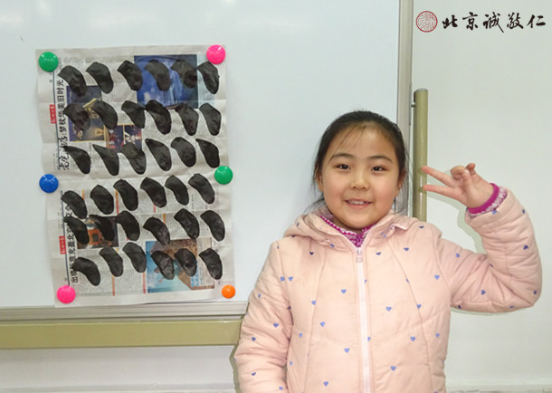 來自北京的張同學，每天沉浸在快樂的學習中；
穩步扎好書法基本功，通過描畫心更定。