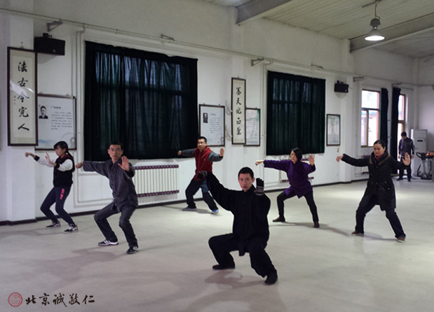 晨起習練太極拳，健康養生壽延年。