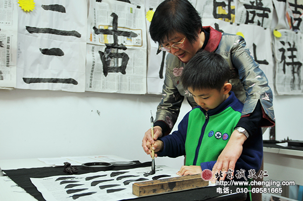 楊老師手把手的指導(dǎo)，優(yōu)優(yōu)對(duì)寫(xiě)好右側(cè)點(diǎn)更有信心了