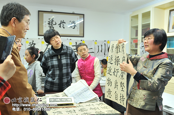 長(zhǎng)者謙遜的聽(tīng)受楊老師對(duì)其習(xí)作的指正。