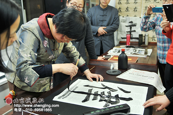 11-現(xiàn)場(chǎng)，楊老師演示了一張大大的「律」字