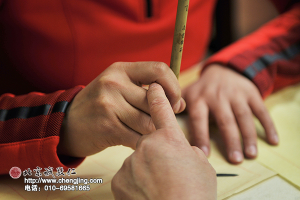 在楊老師的指正下，終于發(fā)現(xiàn)寫(xiě)出來(lái)的字體好壞與握筆存在很大關(guān)系。