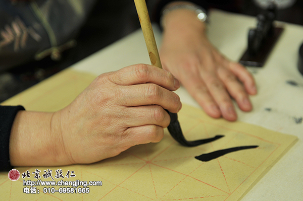 楊老師親自演示：原來(lái)在放松下的握筆，四根手指是自然密閉的，那么字也會(huì)寫(xiě)的更為舒展自然。