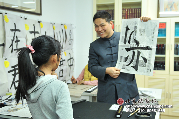 鄭老師欣喜的收獲小學(xué)員的習(xí)作成果，并予以指導(dǎo)。