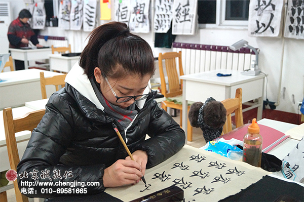 凌晨怡孜在練習(xí)小楷