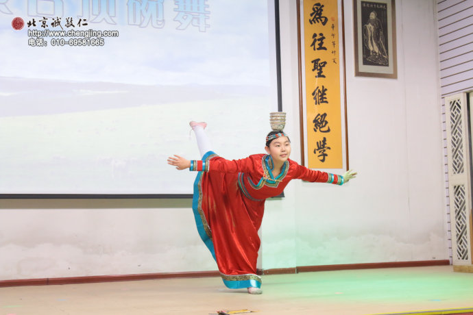 書法班學(xué)員表演「頂碗舞」