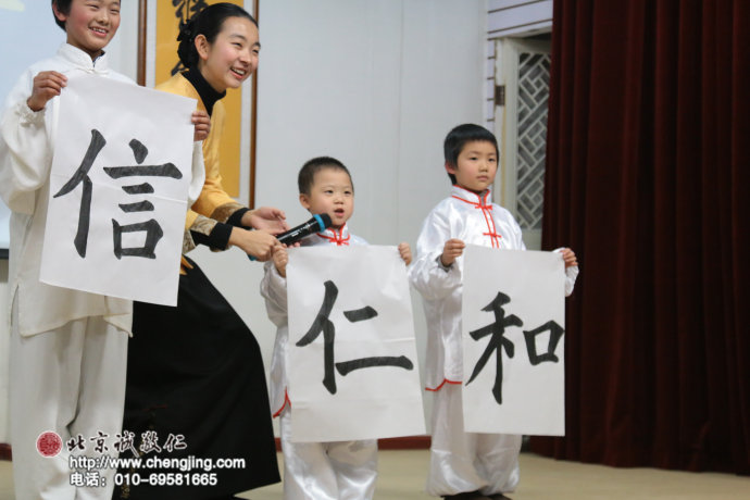 「我今年5歲，我們以前都沒寫過毛筆字，練習(xí)半年。」