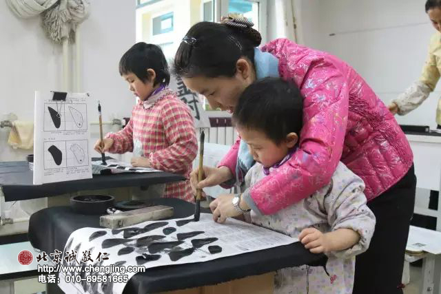 仔細穩穩地運筆