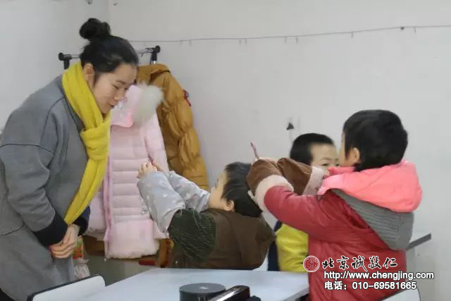 坦然自若，未來的書法家已經有幾分像了。