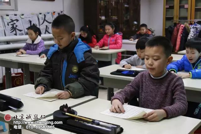 「我今年5歲，我們以前都沒寫過毛筆字，練習半年。」